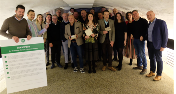 Groepsfoto van zo’n 20 bestuurders tijdens de week van de Circulaire Economie