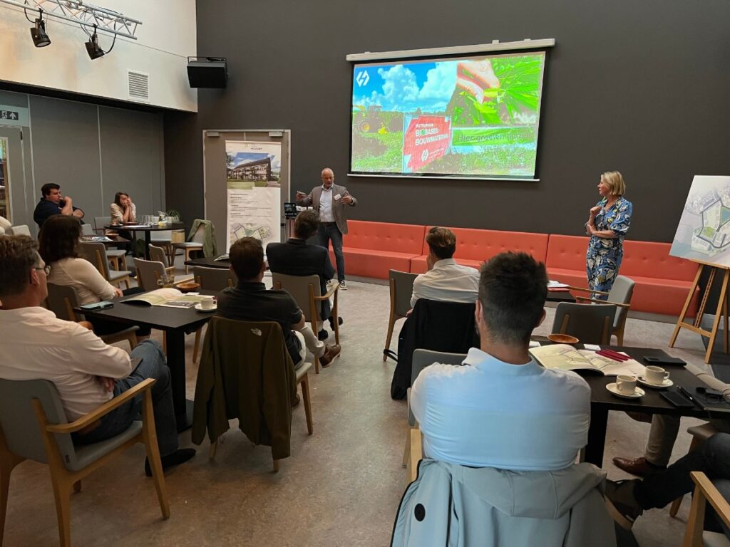 Professionals uit het Brabantse Aanpak Circulair Bouwen (BACB) luisteren naar een presentatie van Van der Heijden Bouw en Ontwikkeling