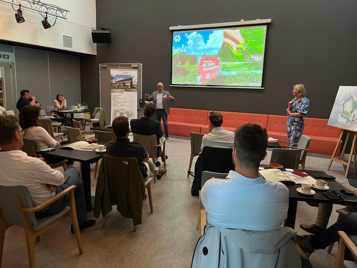 Professionals uit het Brabantse Aanpak Circulair Bouwen (BACB) luisteren naar een presentatie van Van der Heijden Bouw en Ontwikkeling