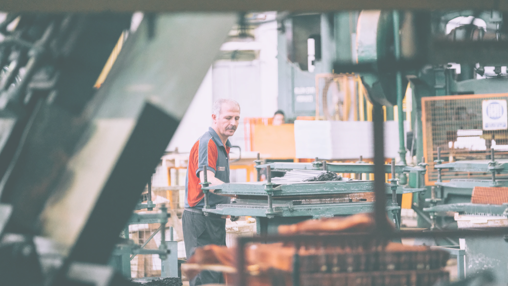 Man werkend in productieruimte