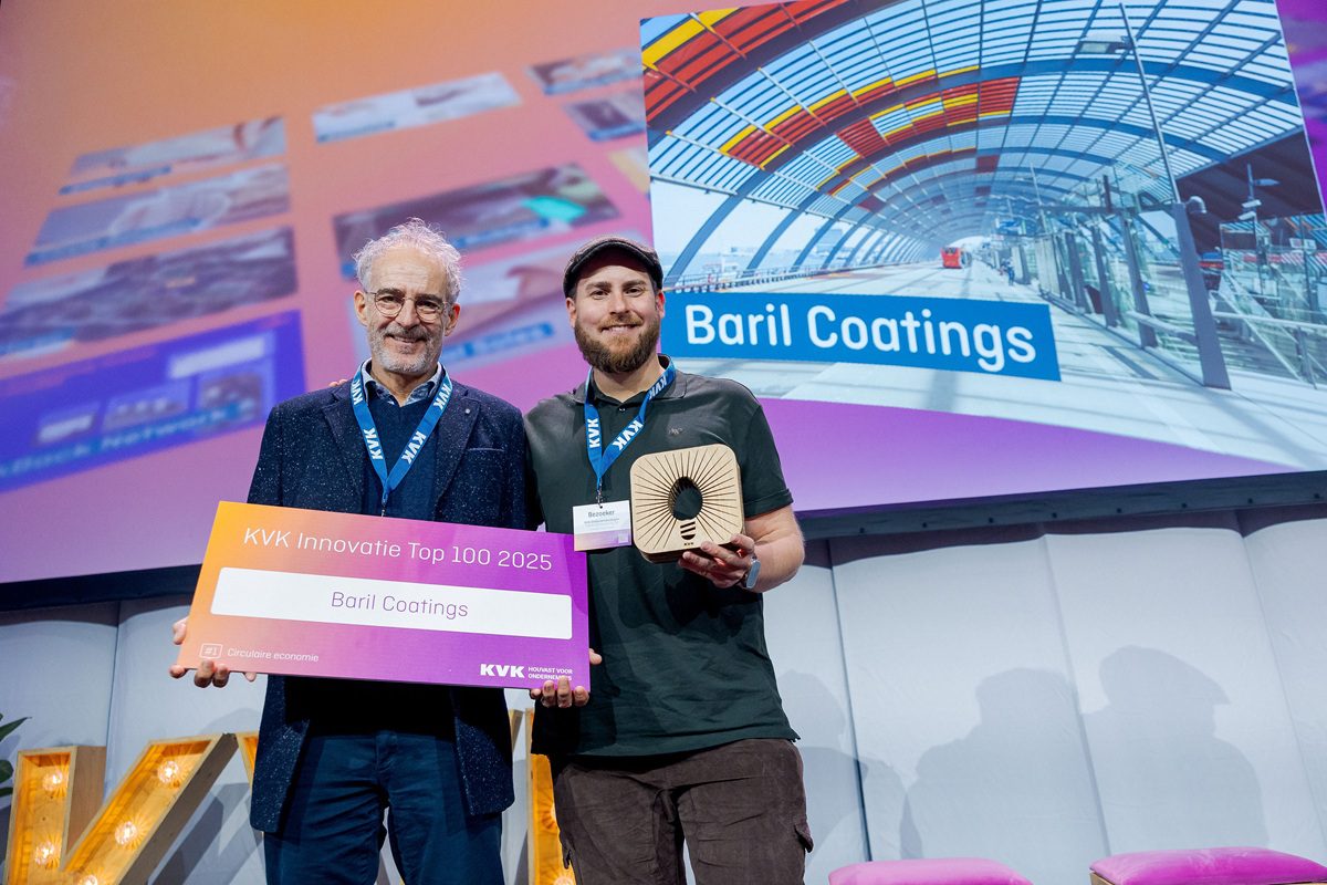 Prijsuitreiking met 2 personen die kartonnen bord vasthouden vanwege Baril Coatings wint KVK Innovatie Top 100 in Circulaire Economie