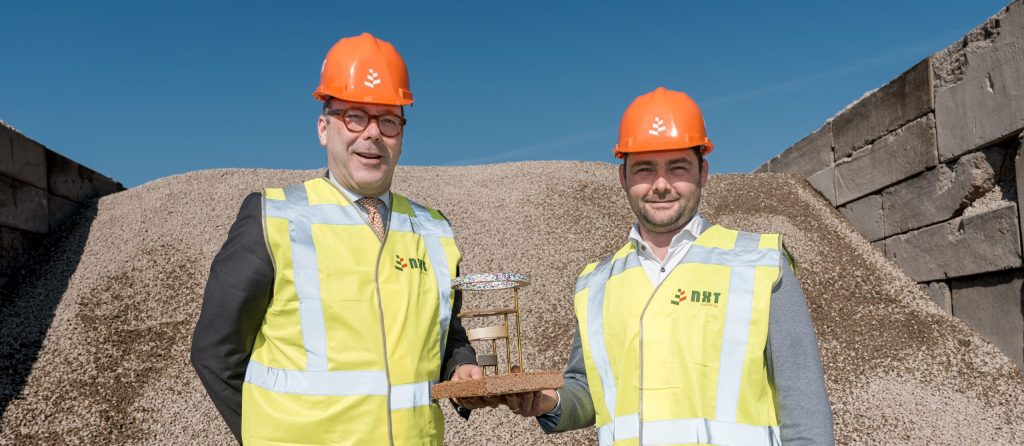 Gedeputeerde Martijn van Gruijthuijsen rijkt de Gouden Cirkel aan aan Vincent Hendriks, eigenaar van NXT Building