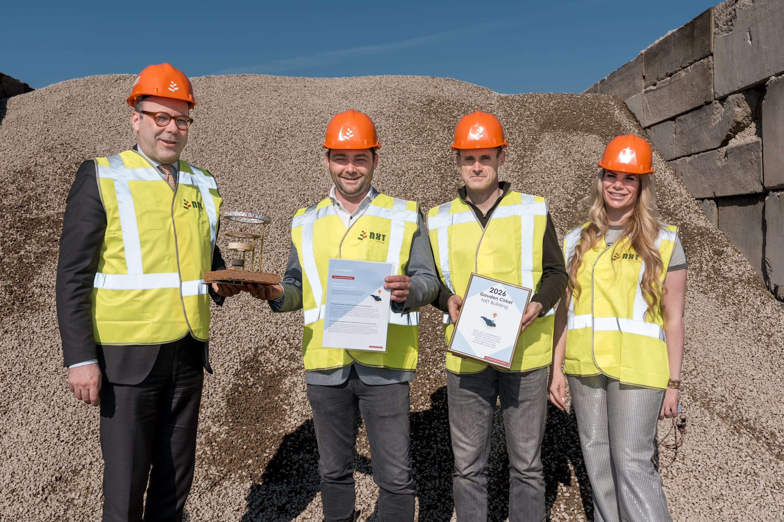 Van links naar rechts, gedeputeerde Martijn Van Gruijthuijsen, Vincent Hendriks, Paul Goossens en mevrouw Hendriks bij de uitreiking van de Gouden Cirkel 2026