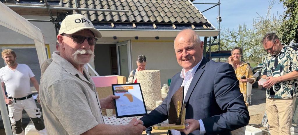 VDZ Projecten in Rijen wint Agrifoodpluim, links staat Walther Dingemans, rechts gedeputeerde Marc Oudenhoven, hij reikt de prijs uit.