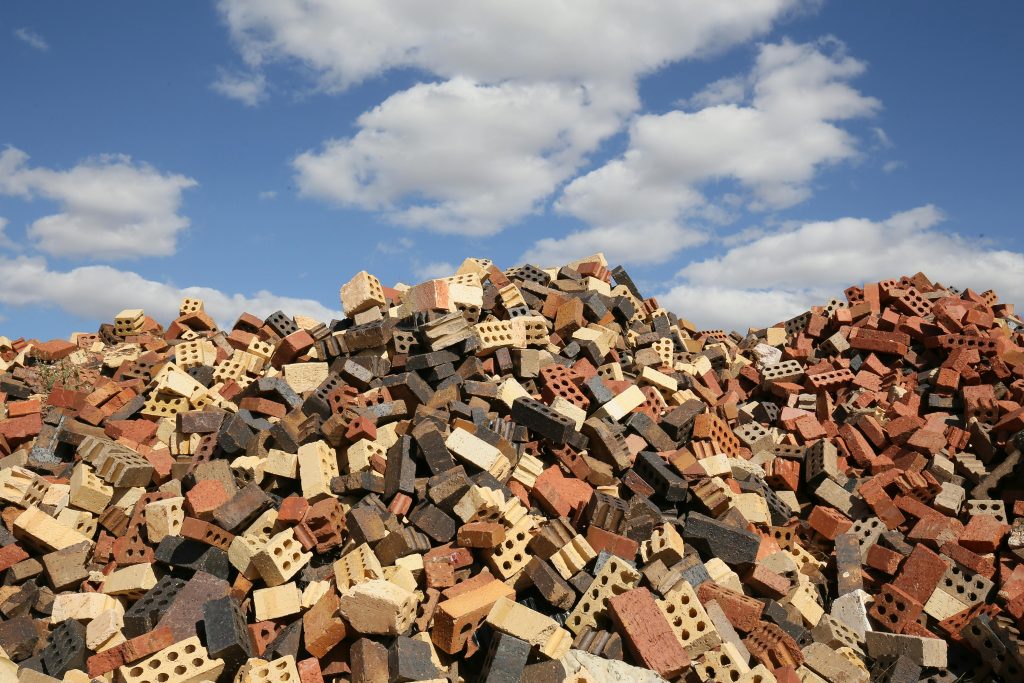 Berg bakstenen met stukje lucht erboven